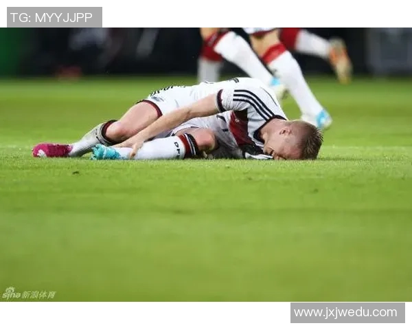 足球球星因拉伤痛苦倒地 现场视频揭示伤情严重性引发关注